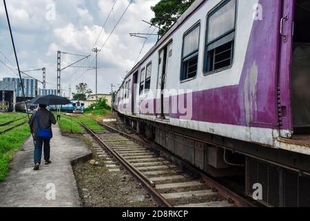 Un employé de chemin de fer se promenant à l'intérieur d'une voiture à l'ombre d'un chemin de fer à la périphérie de Kolkata. Le gouvernement du Bengale occidental veut que les chemins de fer reprennent les trains de banlieue. Cela est arrivé après qu'une grande foule de navetteurs à la gare de Howrah aient essayé de prendre un train pour le personnel des chemins de fer samedi soir. RPF lathi-accusé de les disperser, blessant quelques uns. Samedi, le gouvernement du Bengale occidental a écrit aux chemins de fer de l'est pour reprendre les trains de banlieue avec les protocoles Covid-19 en place. (Photo de Sudipta Das/Pacific Press) Banque D'Images