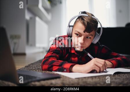 Cours scolaire en ligne. Apprentissage des adolescents via Internet avec un ordinateur portable à la maison. Banque D'Images