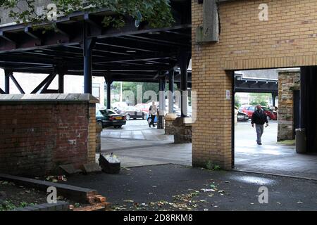 Ayr, Ayrshire, Écosse, Royaume-Uni . Photographie de rue franche autour d'Ayr. Ambiance sombre dans le parking extérieur Banque D'Images