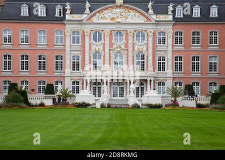 Palais électoral avec le parc, la Basilique de Constantine à l'arrière, Trèves, Rhénanie-Palatinat, Allemagne, Europe Banque D'Images