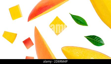 Motif fruits mangue. Des tranches de mangue avec des feuilles isolées sur fond blanc en gros plan. Vue de dessus. Pose à plat Banque D'Images