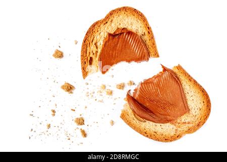 Le caramel au chocolat tourbillonnerait sur une tranche de pain grillée isolée sur fond blanc, vue du dessus Banque D'Images