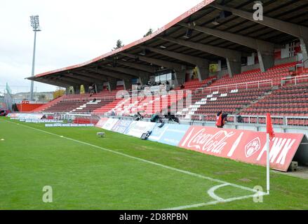 01 novembre 2020, Bavière, Würzburg: Football: 2ème Bundesliga, FC Würzburger Kickers - VfL Bochum, 6ème jour de match, FlyerAlarm-Arena Würzburg: Stands vides sur le stand principal. Photo: Timm Schamberger/dpa - NOTE IMPORTANTE: Conformément aux règlements de la DFL Deutsche Fußball Liga et de la DFB Deutscher Fußball-Bund, il est interdit d'exploiter ou d'exploiter dans le stade et/ou à partir du jeu pris des photos sous forme d'images de séquence et/ou de séries de photos de type vidéo. Banque D'Images