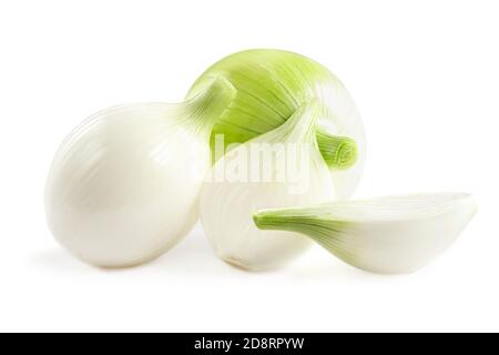 Oignons isolés sur fond blanc. Des bulbes d'oignons frais et biologiques avec des tranches rapprochées Banque D'Images