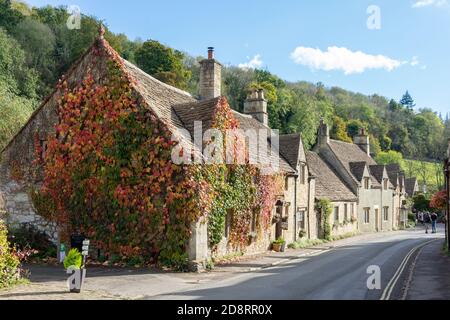 Vue sur le village en automne, le St, Castle Combe, Wiltshire, Angleterre, Royaume-Uni Banque D'Images