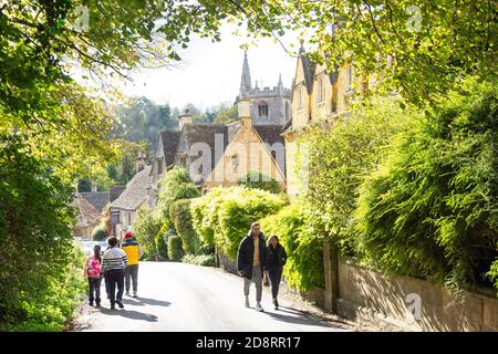 Vue sur le village, la rue, le château de Combe, Wiltshire, Angleterre, Royaume-Uni Banque D'Images