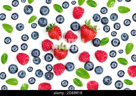 Nourriture d'été avec baies fraîches isolées sur fond blanc, vue du dessus. Fraise, framboise, feuille de menthe. Mélangez le plat de baies. Banque D'Images