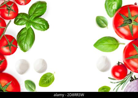 Mozzarella, feuille de basilic, romarin et tomates isolées sur fond blanc.mise en page créative faite de légumes frais. Pose à plat. Vue de dessus Banque D'Images