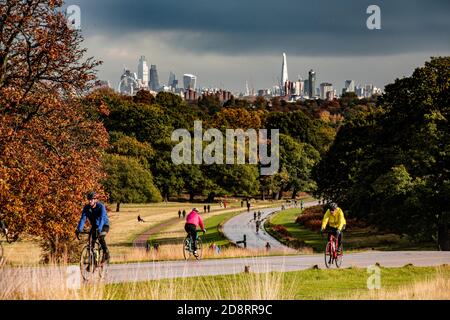 Vélo dans le parc Richmond avec une toile de fond de la ville De Londres Banque D'Images