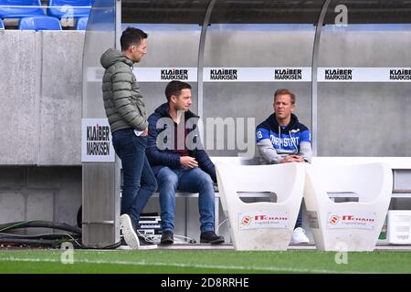 L'entraîneur Christian Eichner (KSC, l.) en conversation avec l'entraîneur Markus Anfang (Darmstadt, r.). GES / football / 2. Bundesliga: Karlsruher SC - Darmstadt 98, 01.11.2020 football: 2ème ligue: Karlsruher Sport-Club vs Darmstadt 98, Karlsruhe, 1er novembre 2020 | utilisation dans le monde entier Banque D'Images