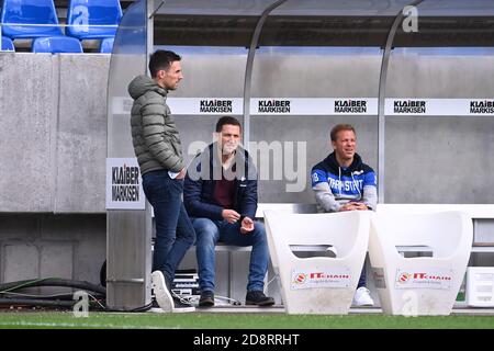 L'entraîneur Christian Eichner (KSC, l.) en conversation avec l'entraîneur Markus Anfang (Darmstadt, r.). GES / football / 2. Bundesliga: Karlsruher SC - Darmstadt 98, 01.11.2020 football: 2ème ligue: Karlsruher Sport-Club vs Darmstadt 98, Karlsruhe, 1er novembre 2020 | utilisation dans le monde entier Banque D'Images