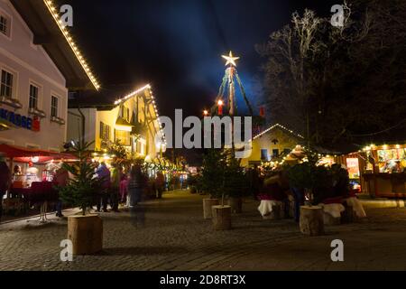 Marché de noël traditionnel en Autriche avec plusieurs étals et grande couronne de l'Avent dans le centre (Altenmarkt im Pongau, Comté de Salzbourg) Banque D'Images