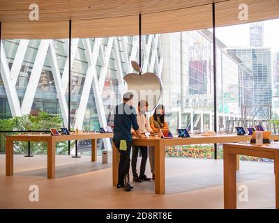 Bangkok, Thaïlande - 29 octobre 2020 : les clients bénéficient de l'assistance du personnel lorsqu'ils visitent l'Apple Central Store. Banque D'Images
