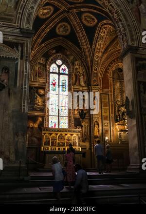 Belle vue en basse lumière de la chapelle Baroncelli située au bout du transept droit dans la basilique de Santa Croce à Florence, Toscane, Italie. Le... Banque D'Images