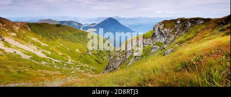 Vue sur le paysage depuis les chaînes de montagnes. Carpates, Ukraine Banque D'Images