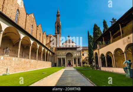 Belle vue sur la chapelle Pazzi, le premier cloître avec le clocher de la basilique de Santa Croce à Florence. L'entrée est une arche avec... Banque D'Images