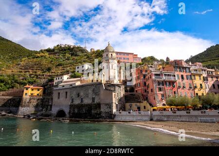 Magnifique port naturel avec des maisons traditionnelles colorées et l'église et la tour Santa Margherita di Antiochia - Vernazza, Cinque Terre, Italie Banque D'Images