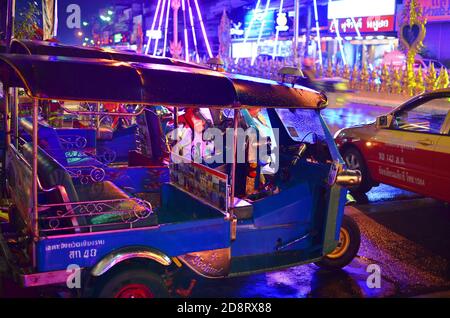 Chiang Rai - 17 MARS : tuk - tuk sur la rue principale la nuit le 17 MARS 2018 à Chiang Rai. Banque D'Images