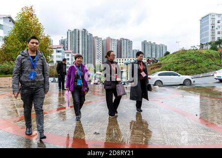 Bijie, province chinoise du Guizhou. 1er novembre 2020. Les participants au recensement et les instructeurs arrivent dans une communauté pour enregistrer les renseignements des résidents dans le comté de Bijie, dans la province de Guizhou, dans le sud-ouest de la Chine, le 1er novembre 2020. La Chine a commencé dimanche son septième décompte de la population nationale, avec environ 7 millions de personnes faisant l'objet d'un recensement de porte à porte pour documenter les changements démographiques dans le pays le plus peuplé du monde. Crédit: Fan hui/Xinhua/Alay Live News Banque D'Images