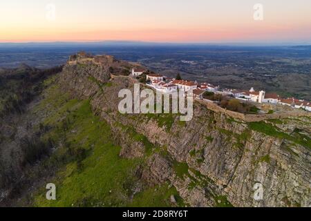 Drone Marvao vue aérienne du village historique et de la montagne Serra de Sao Mamede au coucher du soleil, au Portugal Banque D'Images