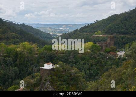 Lousa Castle drone vue aérienne sur les montagnes paysage dans Portugal Banque D'Images