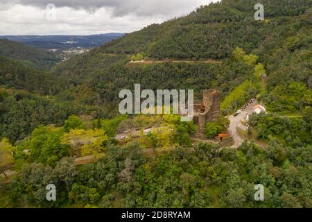 Lousa Castle drone vue aérienne sur les montagnes paysage dans Portugal Banque D'Images