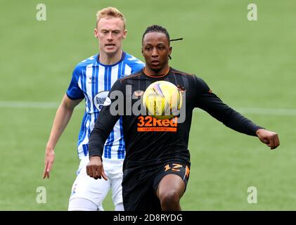 Ross Millen de Kilmarnock (à gauche) et Joe Aribo des Rangers se battent pour le ballon lors du match Scottish Premiership au Rugby Park, à Kilmarnock. Banque D'Images