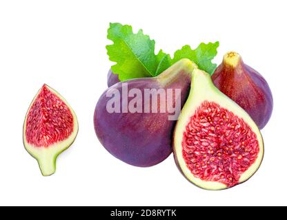 Figues entières et tranchées de violet frais avec feuille isolée sur fond blanc. Banque D'Images