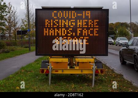 Talaplow, Buckinghamshire, Royaume-Uni. 1er novembre 2020. Un avis public sur la route A4 Bath, à l'extérieur du Bishop Centre Retail Park à Taplow, dans le Buckinghamshire, avertissant de l'augmentation des affaires Covid-19. Les acheteurs étaient en force de faire des achats de pré-verrouillage ainsi que d'acheter des cadeaux de Noël. L'Angleterre va dans un deuxième confinement à partir de plus tard cette semaine après la grande augmentation des cas positifs Covid-19. Crédit : Maureen McLean/Alay Live News Banque D'Images