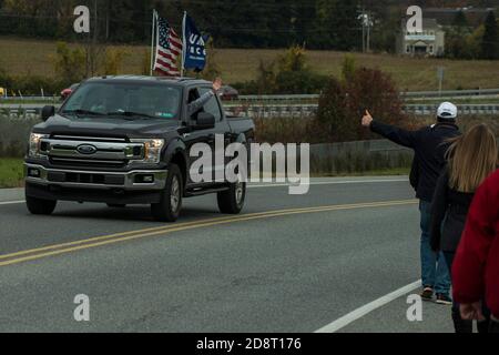 Les partisans de Trump se mobilisant avec les drapeaux de clôture de Trump pendant le rassemblement de Trump à Reading en Pennsylvanie. Octobre 31. 2020. Banque D'Images