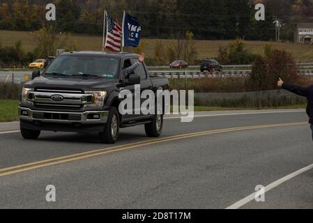 Les partisans de Trump se mobilisant avec les drapeaux de clôture de Trump pendant le rassemblement de Trump à Reading en Pennsylvanie. Octobre 31. 2020. Banque D'Images