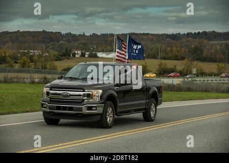 Les partisans de Trump se mobilisant avec les drapeaux de clôture de Trump pendant le rassemblement de Trump à Reading en Pennsylvanie. Octobre 31. 2020. Banque D'Images