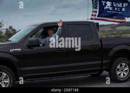 Les partisans de Trump se mobilisant avec les drapeaux de clôture de Trump pendant le rassemblement de Trump à Reading en Pennsylvanie. Octobre 31. 2020. Banque D'Images