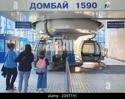 Dombay, Karachay-Cherkessia, Russie - 15 août 2020 : un groupe de personnes attendant de monter à bord de l'ascenseur à une altitude de 1590 mètres à Dombay Banque D'Images