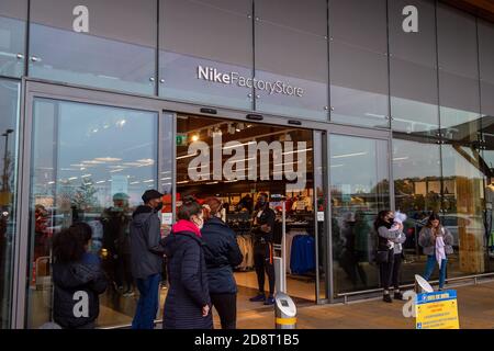 Talaplow, Buckinghamshire, Royaume-Uni. 1er novembre 2020. Les clients font la queue pour entrer dans la boutique Nike Factory Shop. Ce matin, le parking de Bishop Center Retail Park à Talalow, Buckinghamshire était plein. Les acheteurs étaient en force de faire des achats de pré-verrouillage ainsi que d'acheter des cadeaux de Noël. Boris Johnson a annoncé la nuit dernière que l'Angleterre allait dans un deuxième confinement à partir de plus tard cette semaine après la grande augmentation des cas positifs Covid-19. Les magasins essentiels resteront toutefois ouverts. Crédit : Maureen McLean/Alay Live News Banque D'Images