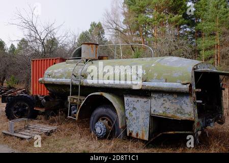 Un vieux camion-citerne cassé dans la zone de contamination par rayonnement de Tchernobyl. Banque D'Images