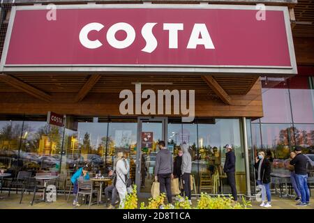 Talaplow, Buckinghamshire, Royaume-Uni. 1er novembre 2020. Les clients font la queue pour Costa Coffee. Ce matin, le parking de Bishop Center Retail Park à Talalow, Buckinghamshire était plein. Les acheteurs étaient en force de faire des achats de pré-verrouillage ainsi que d'acheter des cadeaux de Noël. Boris Johnson a annoncé la nuit dernière que l'Angleterre allait dans un deuxième confinement à partir de plus tard cette semaine après la grande augmentation des cas positifs Covid-19. Les magasins essentiels resteront toutefois ouverts. Crédit : Maureen McLean/Alay Live News Banque D'Images