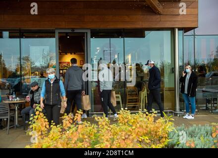 Talaplow, Buckinghamshire, Royaume-Uni. 1er novembre 2020. Les clients font la queue pour Costa Coffee. Ce matin, le parking de Bishop Center Retail Park à Talalow, Buckinghamshire était plein. Les acheteurs étaient en force de faire des achats de pré-verrouillage ainsi que d'acheter des cadeaux de Noël. Boris Johnson a annoncé la nuit dernière que l'Angleterre allait dans un deuxième confinement à partir de plus tard cette semaine après la grande augmentation des cas positifs Covid-19. Les magasins essentiels resteront toutefois ouverts. Crédit : Maureen McLean/Alay Live News Banque D'Images