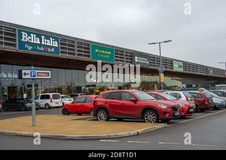 Talaplow, Buckinghamshire, Royaume-Uni. 1er novembre 2020. Ce matin, le parking de Bishop Center Retail Park à Talalow, Buckinghamshire était plein. Les acheteurs étaient en force de faire des achats de pré-verrouillage ainsi que d'acheter des cadeaux de Noël. Boris Johnson a annoncé la nuit dernière que l'Angleterre allait dans un deuxième confinement à partir de plus tard cette semaine après la grande augmentation des cas positifs Covid-19. Les magasins essentiels resteront toutefois ouverts. Crédit : Maureen McLean/Alay Live News Banque D'Images