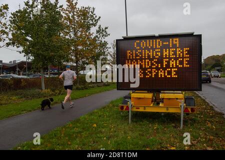 Talaplow, Buckinghamshire, Royaume-Uni. 1er novembre 2020. Un avis public sur la route A4 Bath, à l'extérieur du Bishop Centre Retail Park à Taplow, dans le Buckinghamshire, avertissant de l'augmentation des affaires Covid-19. Les acheteurs étaient en force de faire des achats de pré-verrouillage ainsi que d'acheter des cadeaux de Noël. L'Angleterre va dans un deuxième confinement à partir de plus tard cette semaine après la grande augmentation des cas positifs Covid-19. Crédit : Maureen McLean/Alay Live News Banque D'Images