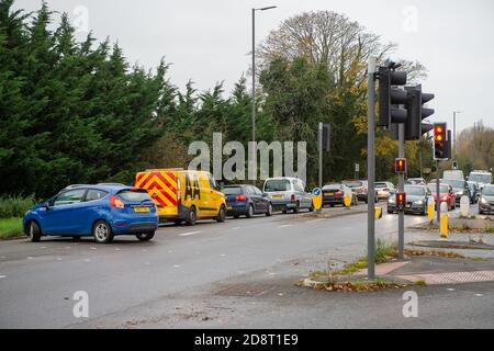 Talaplow, Buckinghamshire, Royaume-Uni. 1er novembre 2020. La circulation intense sur l'A4 comme le parking au Bishop Centre Retail Park à Talalow, Buckinghamshire ce matin était pleine. Les acheteurs étaient en force de faire des achats de pré-verrouillage ainsi que d'acheter des cadeaux de Noël. Boris Johnson a annoncé la nuit dernière que l'Angleterre allait dans un deuxième confinement à partir de plus tard cette semaine après la grande augmentation des cas positifs Covid-19. Les magasins essentiels resteront toutefois ouverts. Crédit : Maureen McLean/Alay Live News Banque D'Images