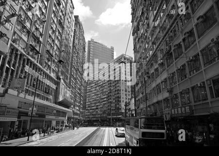 Scène de rue à Quarry Bay, Hong Kong avec l'appartement et les immeubles de bureaux grand gratte-ciel Banque D'Images