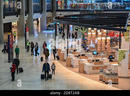 01 novembre 2020, Brandebourg, Schönefeld: Les voyageurs passent par le marché dans la zone de sécurité du terminal 1 de l'aéroport de Berlin Brandenburg 'Willy Brandt' (BER). L'aéroport a été ouvert le 31.10.2020 après un long délai. Photo: Patrick Pleul/dpa-Zentralbild/dpa Banque D'Images