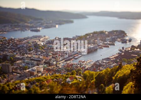 Vue sur Bergen Norvège. Tilt Shift lens. Bergen est une ville et une municipalité située dans la région de Rogaland, sur la côte ouest de la Norvège. Bergen est la deuxième plus grande ville Banque D'Images