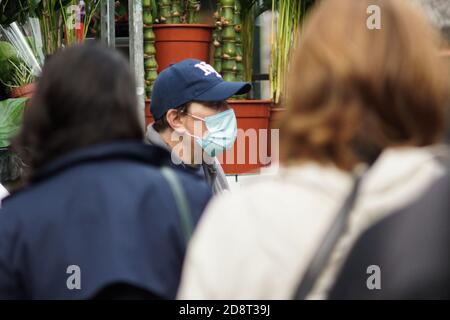 Londres, Royaume-Uni. 1er novembre 2020. Chiswick détient le deuxième marché floral avec des précautions covid. Plantes, fleurs et livres de jardinage en preuve au marché des fleurs qui se déverse dans Devonshire Road. Le conseiller Ron Mushiso est bénévole en tant que délégué dirigeant le système de voies de circulation. Masques et assainisseur disponibles à l'entrée. Crédit : Peter Hogan/Alay Live News Banque D'Images