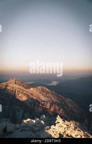 Vue sur le lever du soleil depuis le sommet de la montagne Gran Sasso, en Italie. Banque D'Images