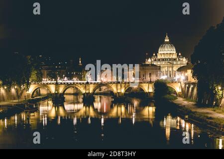 Vue nocturne du Vatican à Rome, Italie. Banque D'Images