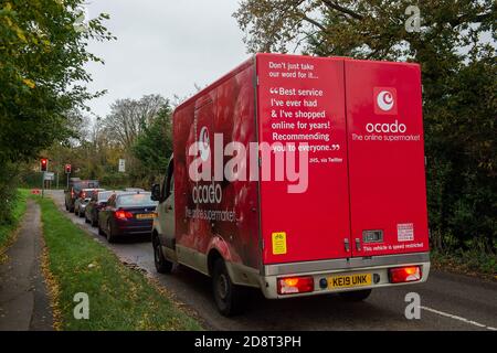 Talaplow, Buckinghamshire, Royaume-Uni. 1er novembre 2020. Les véhicules de livraison d'Ocado ont été livrés dans le Buckinghamshire aujourd'hui des aliments de Marks & Spencer alors que les gens commencent à faire le stock avant le second confinement de Covid-19 qui se produira à partir de jeudi cette semaine en Angleterre. Les créneaux de supermarchés pour les livraisons sont de nouveau de plus en plus difficiles à obtenir que les gens panique acheter comme cela s'est produit dans le premier Covid-19 verrouillage. Crédit : Maureen McLean/Alay Live News Banque D'Images