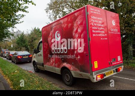 Talaplow, Buckinghamshire, Royaume-Uni. 1er novembre 2020. Les véhicules de livraison d'Ocado ont été livrés dans le Buckinghamshire aujourd'hui des aliments de Marks & Spencer alors que les gens commencent à faire le stock avant le second confinement de Covid-19 qui se produira à partir de jeudi cette semaine en Angleterre. Les créneaux de supermarchés pour les livraisons sont de nouveau de plus en plus difficiles à obtenir que les gens panique acheter comme cela s'est produit dans le premier Covid-19 verrouillage. Crédit : Maureen McLean/Alay Live News Banque D'Images