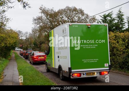 Talaplow, Buckinghamshire, Royaume-Uni. 1er novembre 2020. Les véhicules de livraison au supermarché Waitrose étaient en rupture de stock dans le Buckinghamshire aujourd'hui, alors que les gens commencent à faire le point sur les provisions avant le second confinement de Covid-19 qui doit se produire à partir de jeudi cette semaine en Angleterre. Les créneaux de supermarchés pour les livraisons sont de nouveau de plus en plus difficiles à obtenir que les gens panique acheter comme cela s'est produit dans le premier Covid-19 verrouillage. Crédit : Maureen McLean/Alay Live News Banque D'Images